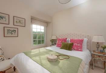Let the sunlight pour in through the characterful sash windows.