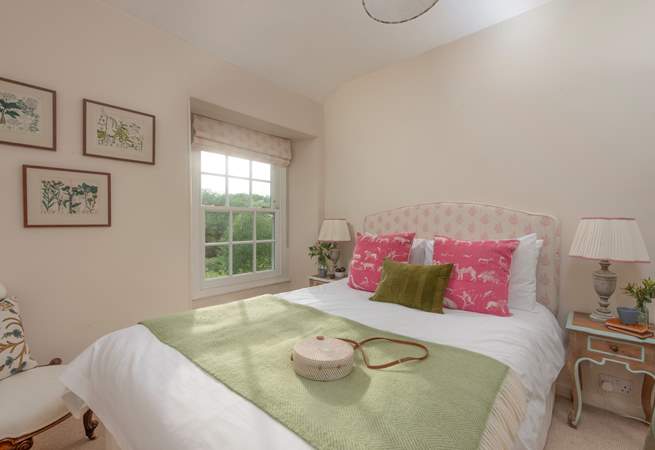 Let the sunlight pour in through the characterful sash windows.