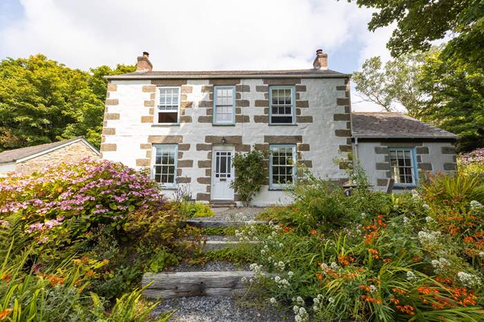 Dalgover Farmhouse is a 3 bedroom, dog friendly cottage near Portreath, North Cornwall.