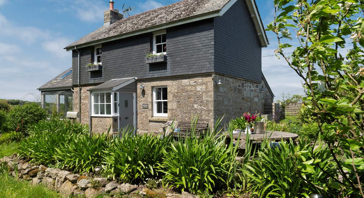 This beautiful cottage is surrounded by the lush Cornish countryside.