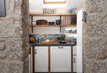 Granite stone walls lead to the stylish and very well-equipped kitchen.