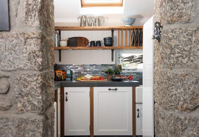 Granite stone walls lead to the stylish and very well-equipped kitchen.