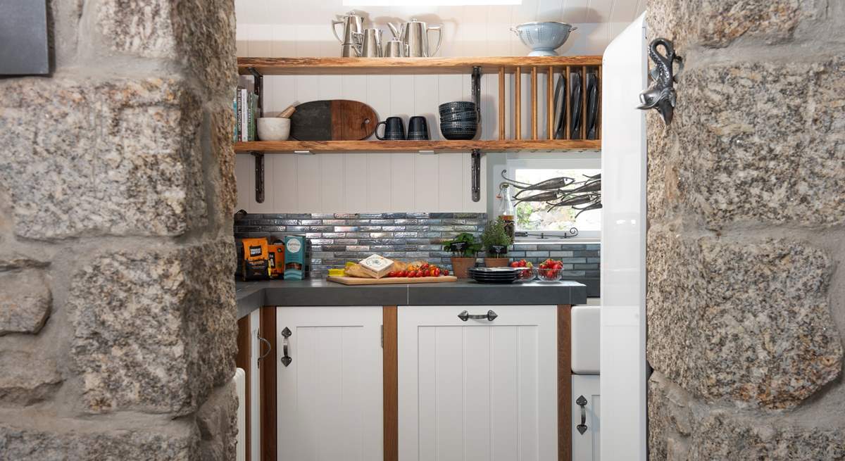 Granite stone walls lead to the stylish and very well-equipped kitchen.