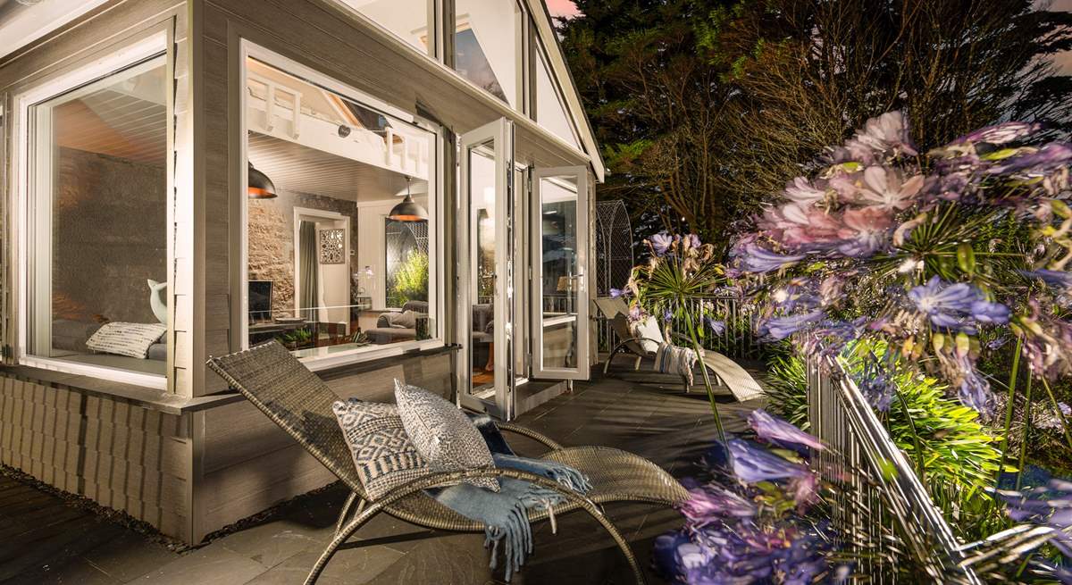 Admire the evenings on the terrace in this beautiful cottage.