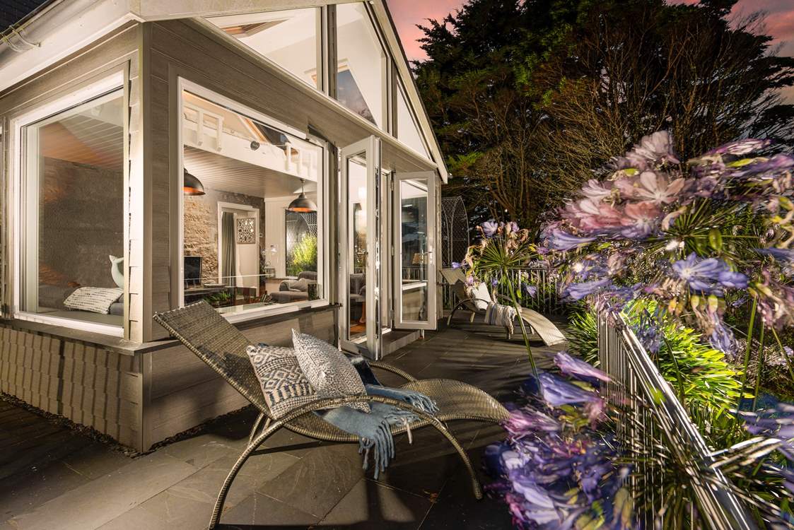 Admire the evenings on the terrace in this beautiful cottage.