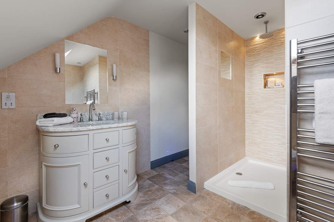 Bedroom 2's en suite also has a shower cubicle for super flexibility.