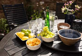 Al fresco dining in the sunshine.
