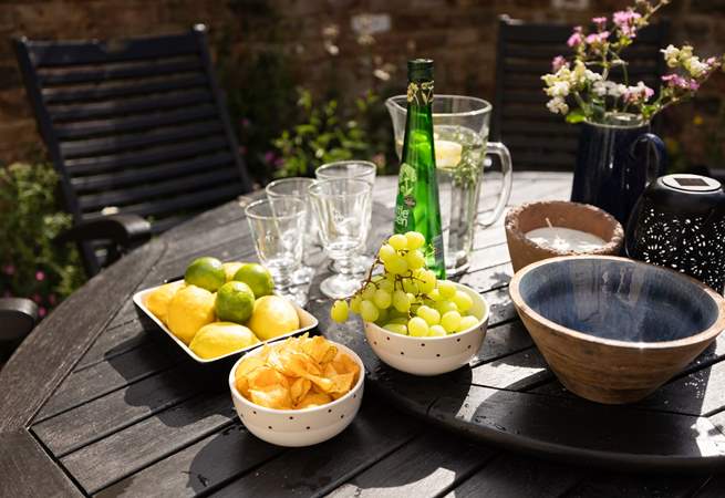 Al fresco dining in the sunshine.