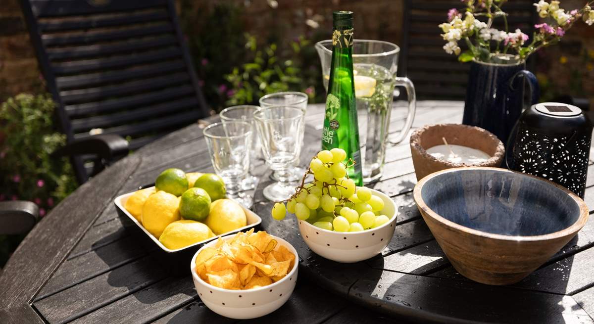 Al fresco dining in the sunshine.