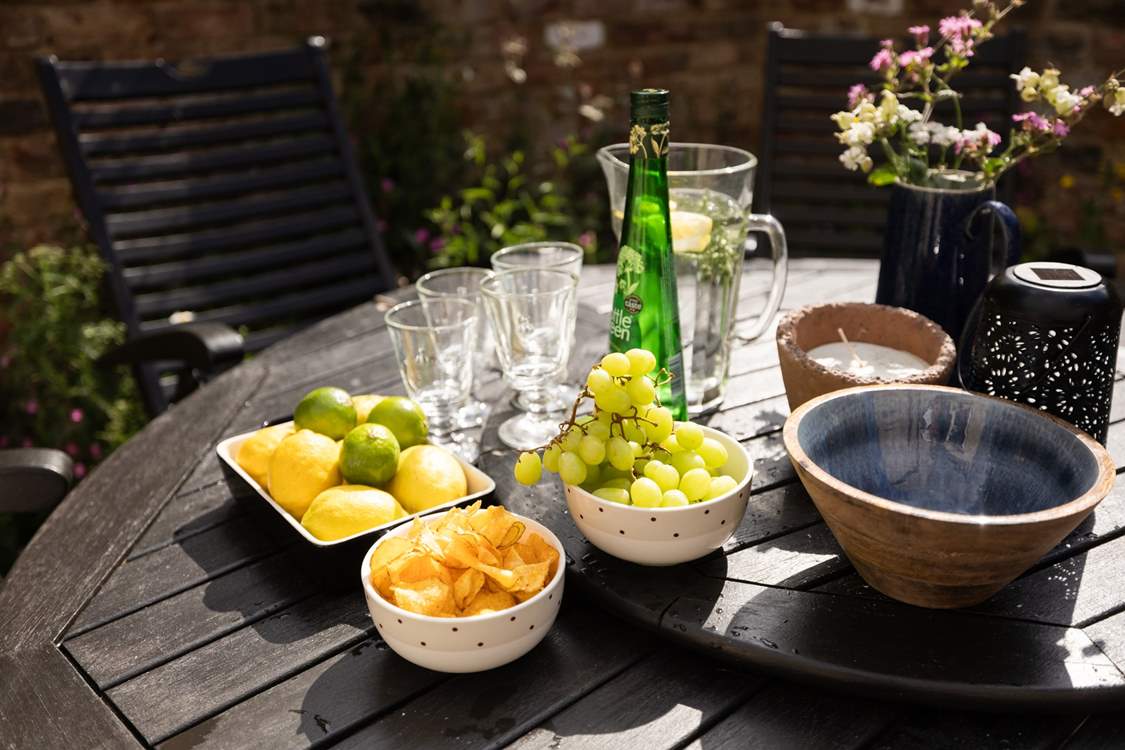 Al fresco dining in the sunshine.