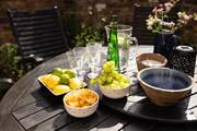 Al fresco dining in the sunshine.