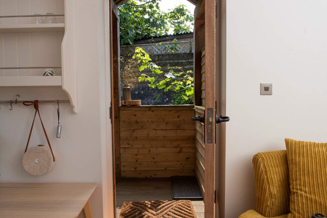 Treehouse vibes under the canopy.