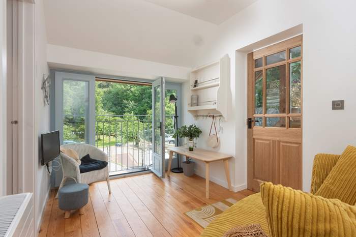 Rose's Loft is a 1 bedroom, dog friendly cottage near the beach in Porthallow.
