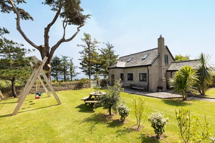 The Engine House is a 2 bedroom cottage with sea views near Portscatho, South Cornwall.