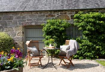 Take your holiday meals outside in the best of the Cornish sunshine.