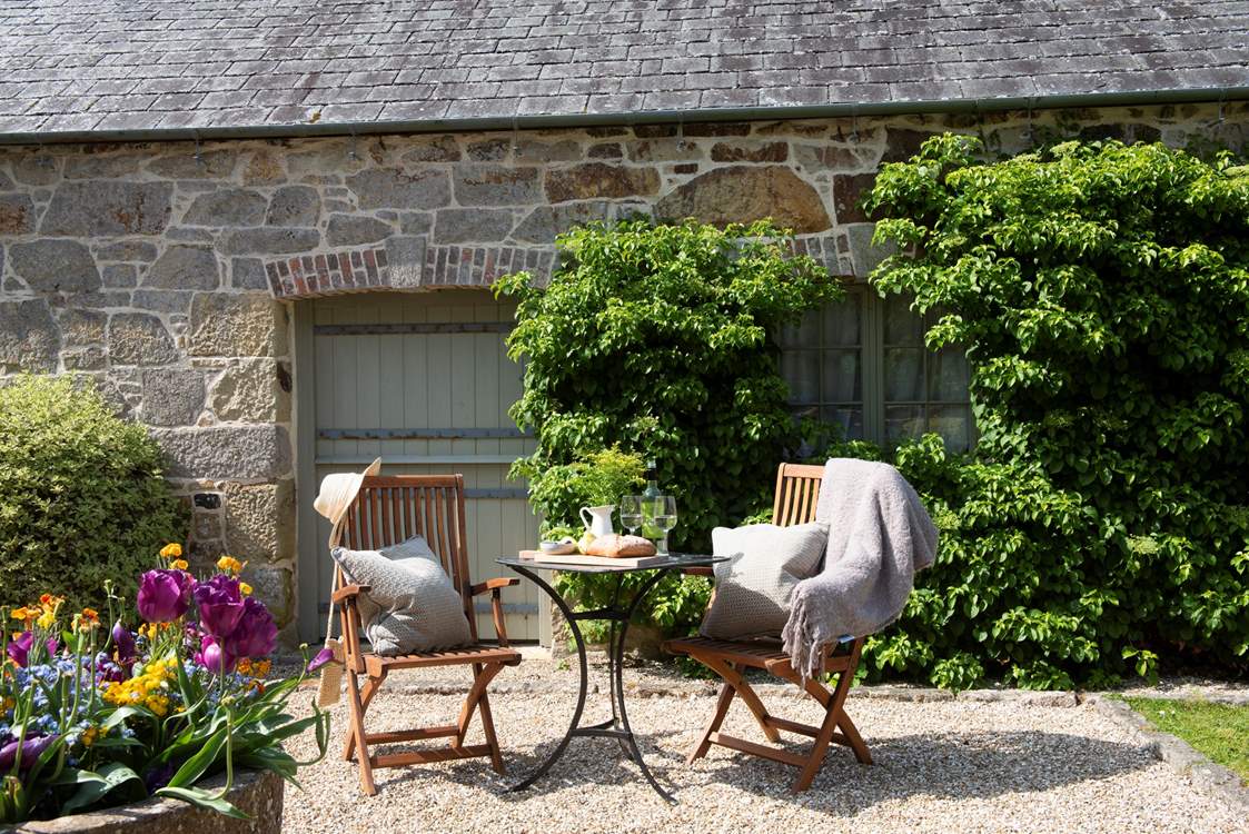 Take your holiday meals outside in the best of the Cornish sunshine.