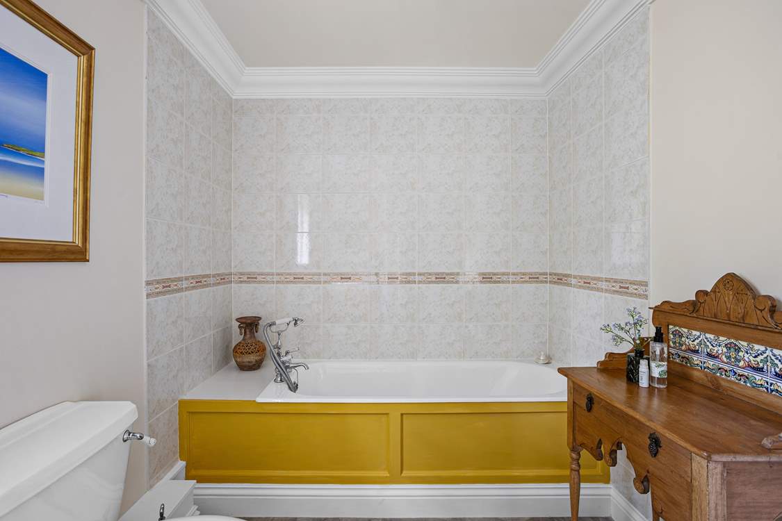 The en suite bathroom with hand shower attachment.