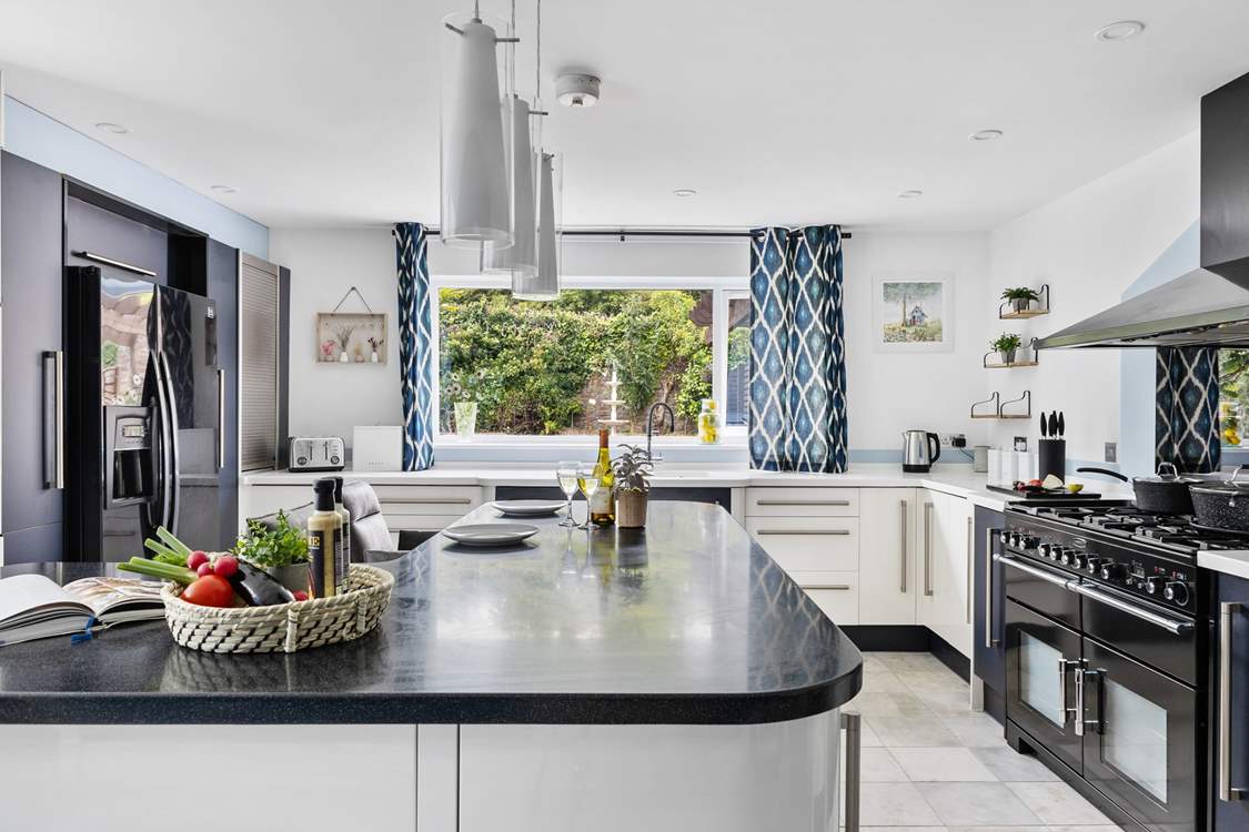 Take a pew and enjoy this bright, fully equipped kitchen.
