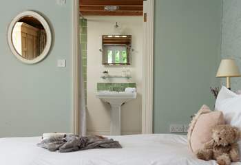 The en suite for the twin bedroom.