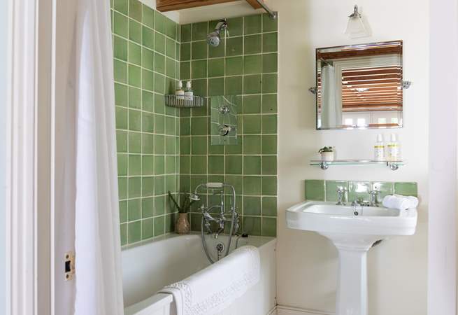The en suite for bedroom 1.