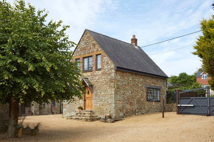 Farm Cottage is a 2 bedroom, dog friendly cottage near Ventnor.