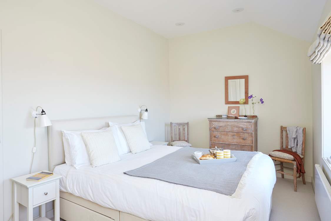 Crisp white linens and neutral interiors create stylish continuity.