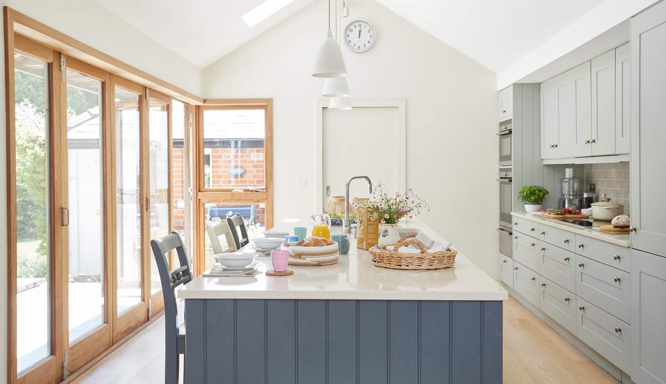 Bathed in natural light, the kitchen creates a relaxing, cooking and dining environment.
