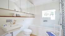 A well presented family bathroom.