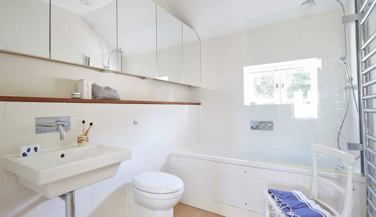 A well presented family bathroom.