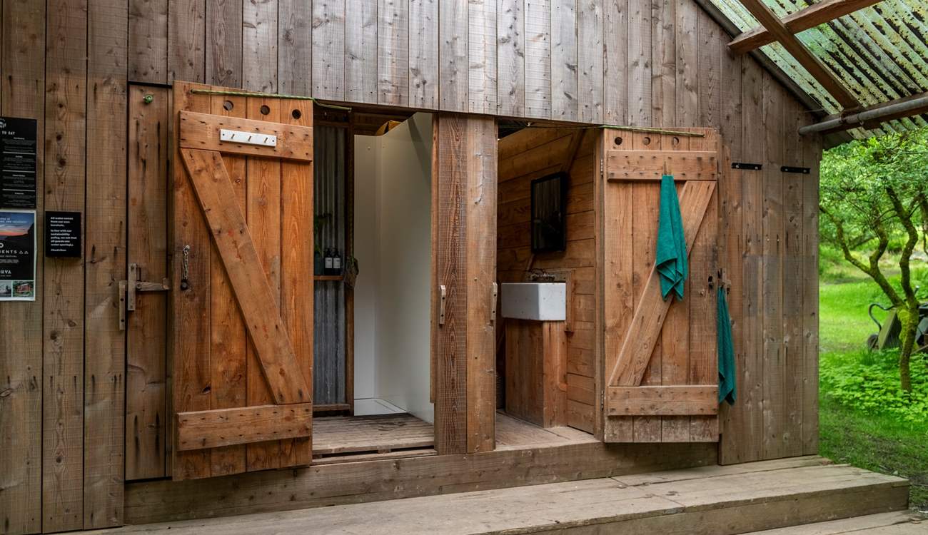 There are hot showers and flushing toilets in the communal area. 