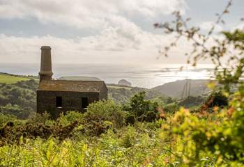 The design of Koes Cabin is based on the historic engine house onsite. 