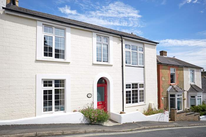 Bentinck is a 3 bedroom cottage near the beach in Ventnor.