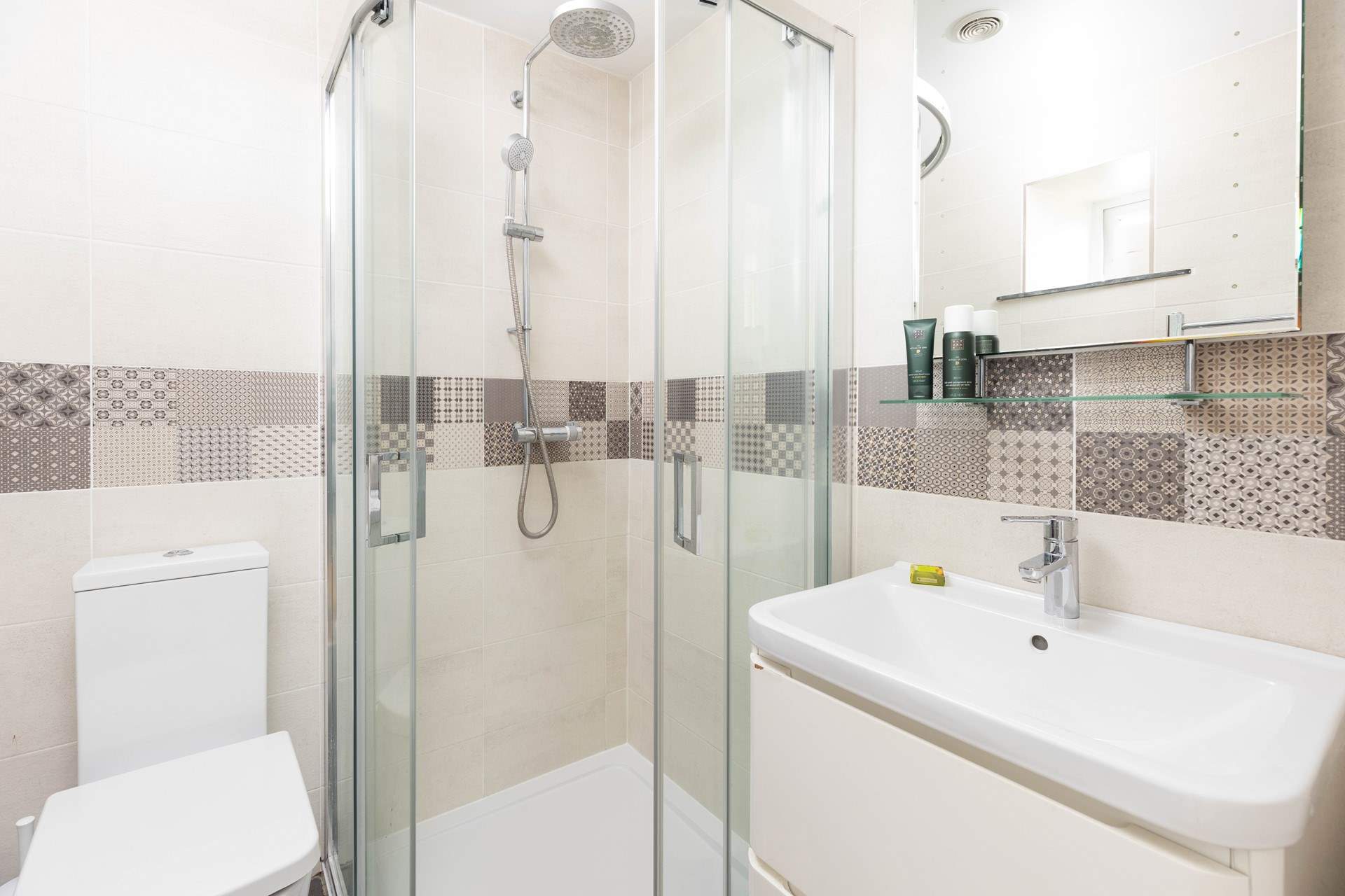 The lucky guests in the bedroom 3 have a modern en suite shower-room.