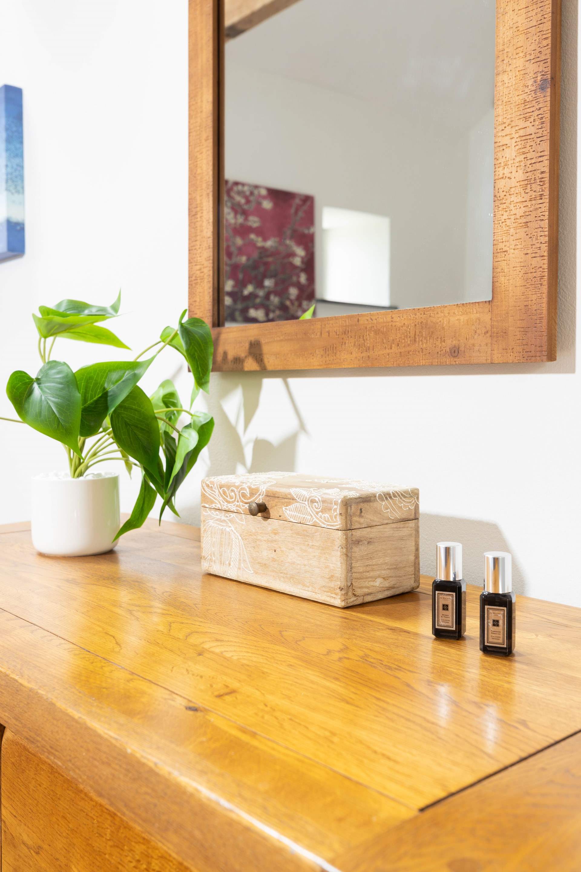 The choice of furnishings reflects the style of this converted barn.