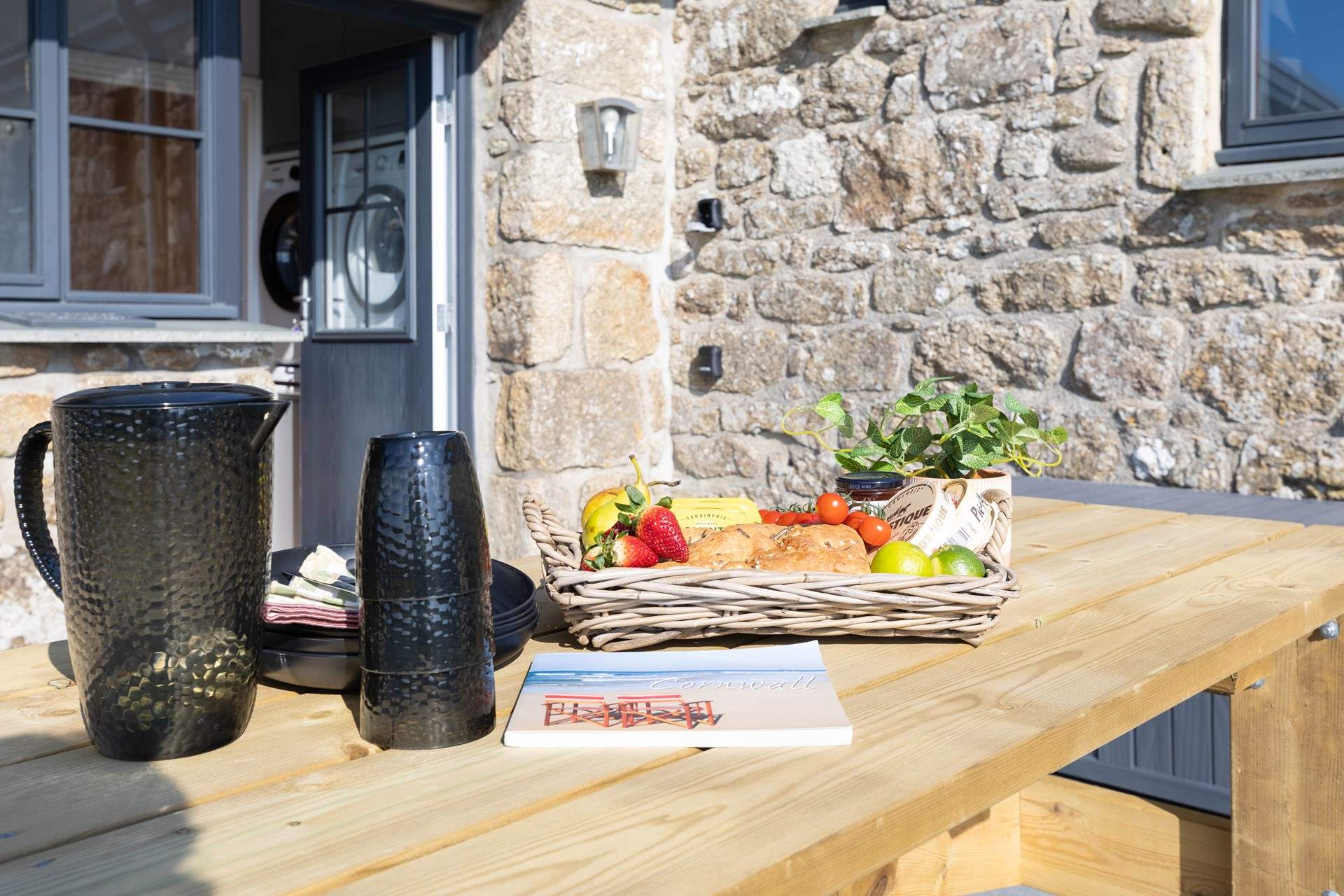 Enjoy your evening meal in the pretty surroundings.