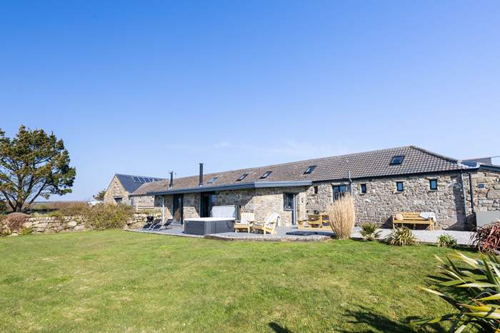 Home Cottage is a 3 bedroom, dog friendly holiday cottage near Penzance, West Cornwall.