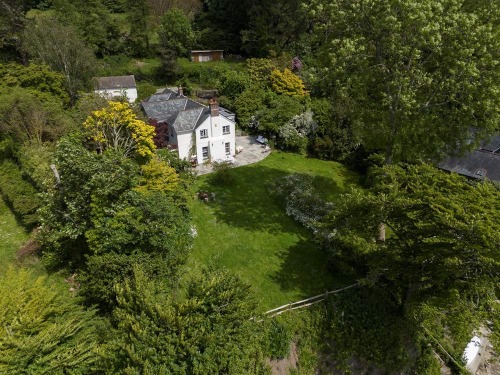 Nestled on the banks of the river Fowey, Penfoye is one very special house.