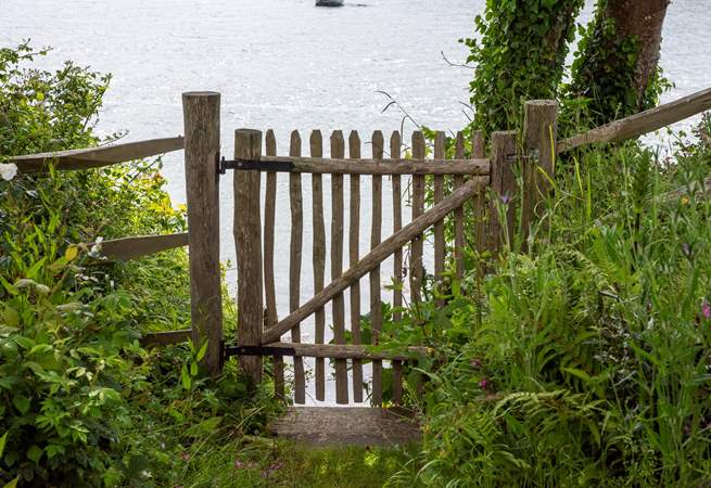 At the bottom of the garden, you have direct access to the water.