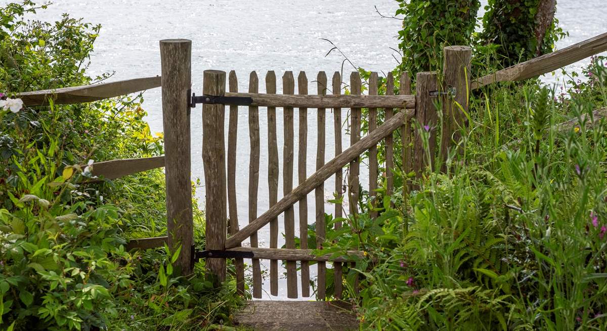 At the bottom of the garden, you have direct access to the water.