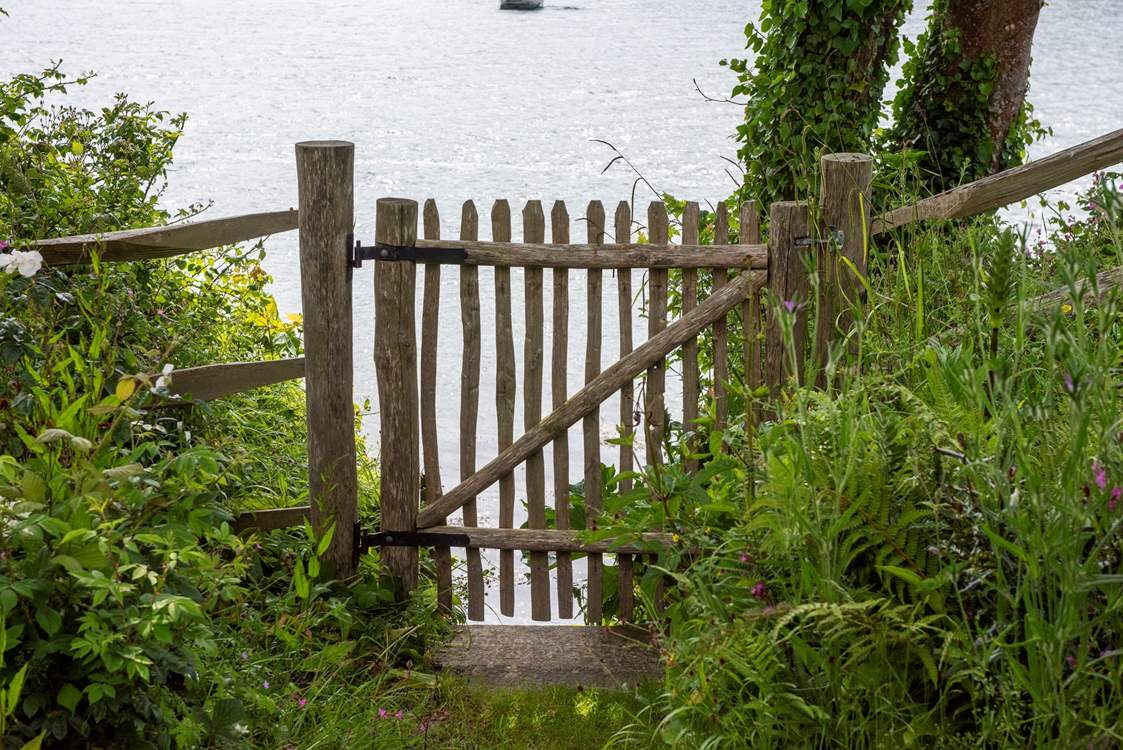 At the bottom of the garden, you have direct access to the water.