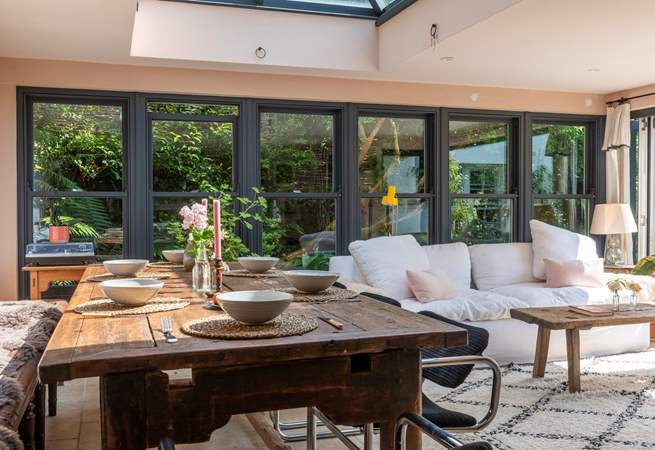 The large dining-table beckons you to enjoy leisurely brunches and delicious dinners. 