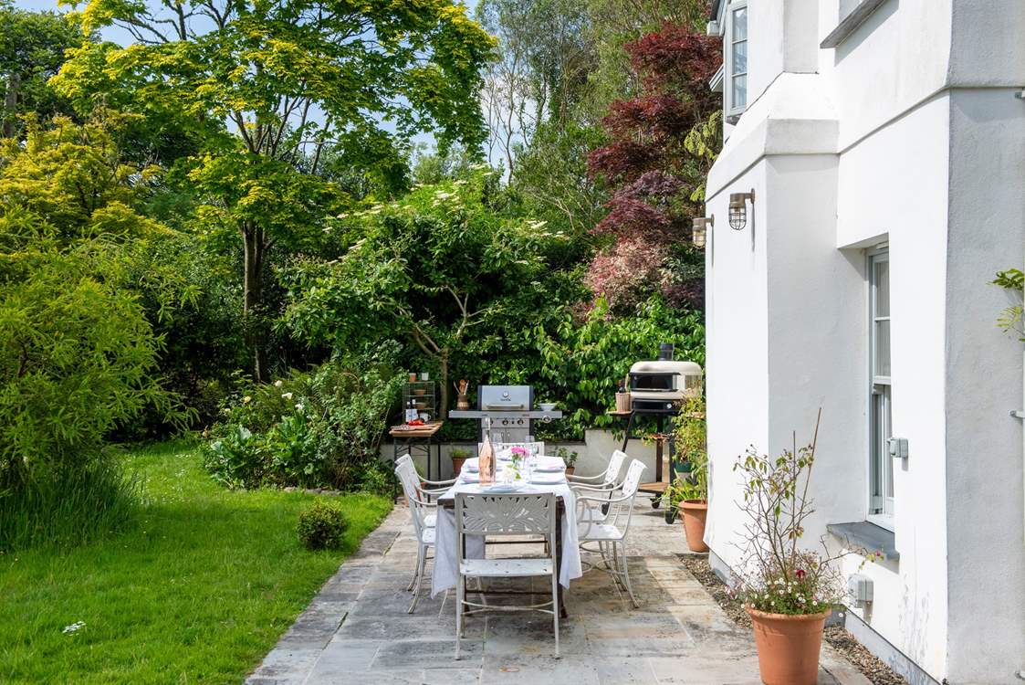 There's a choice of a barbecue and pizza oven when you want to cook in the great outdoors.