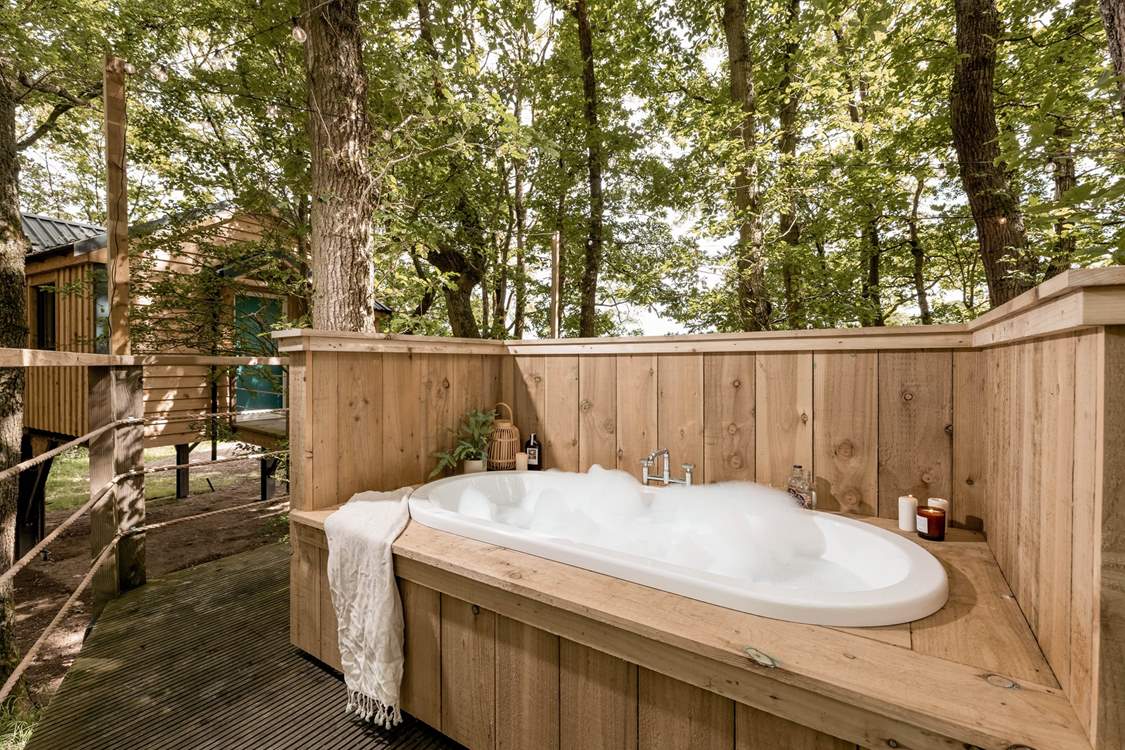 Soak in the al fresco tub as you listen to the sweet sound of birdsong.