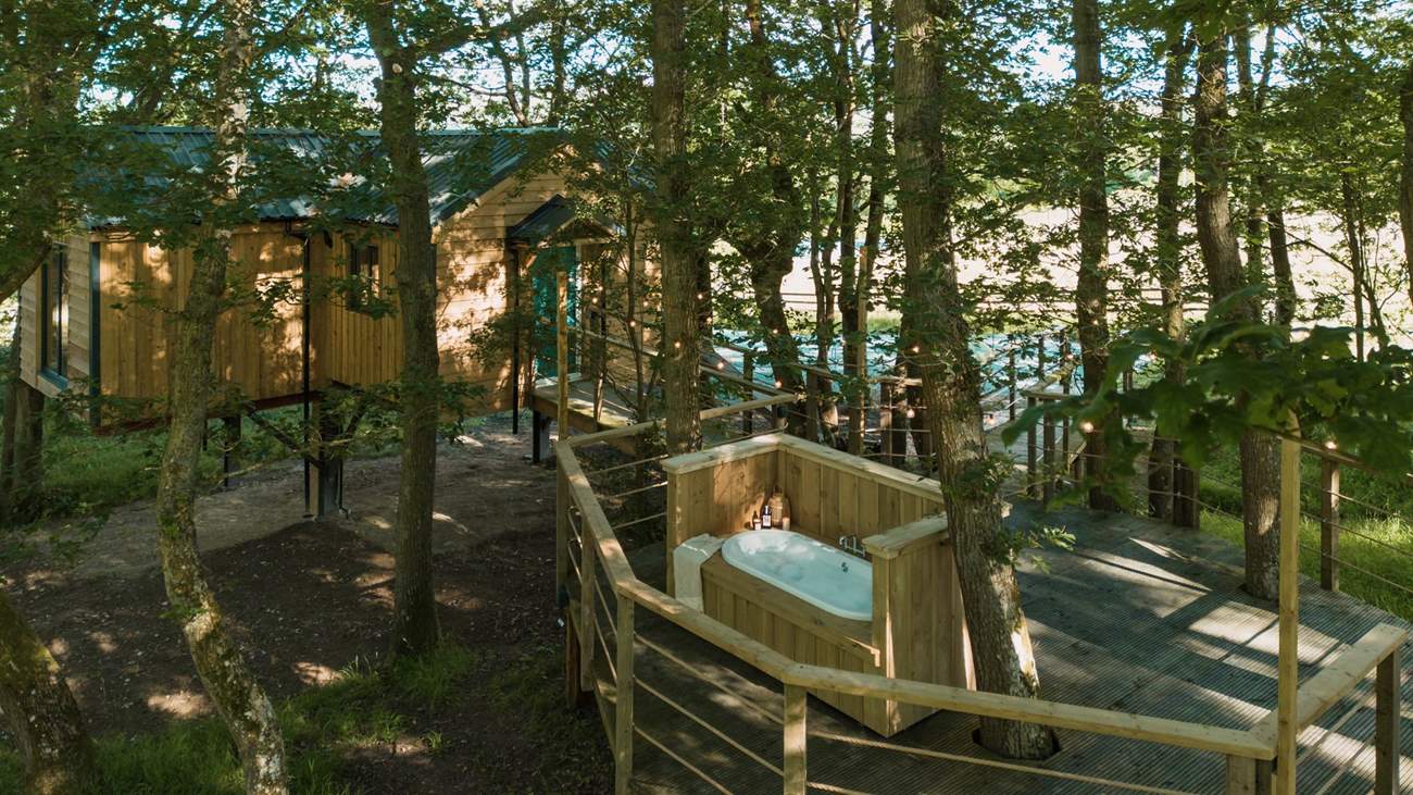 The luxurious outdoor bathtub. Simply perfect.