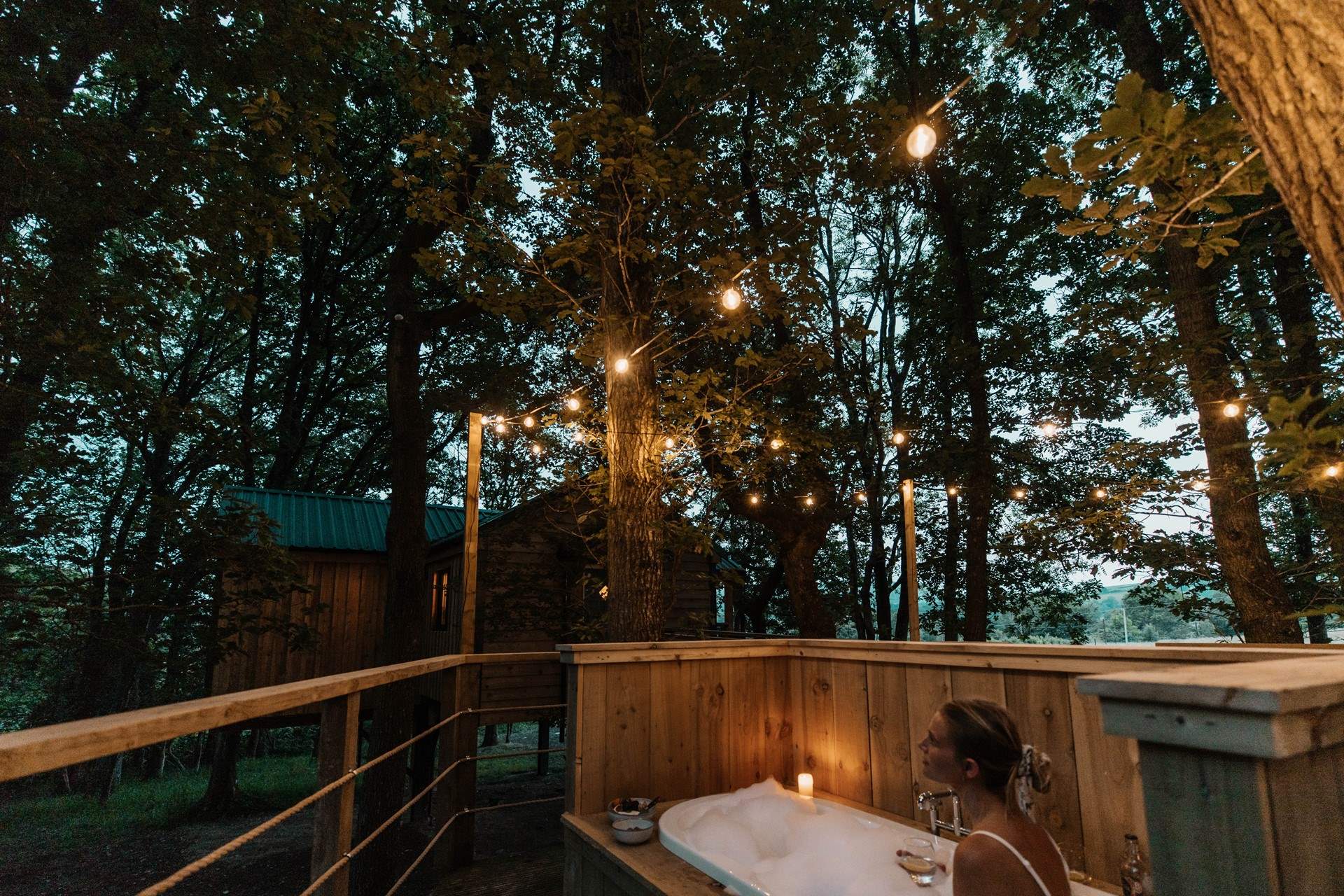 Stargaze into the night in the luxurious outdoor bathtub. Simply perfect.