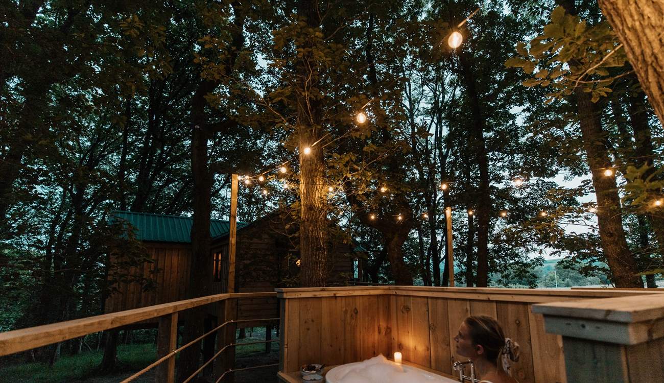 Stargaze into the night in the luxurious outdoor bathtub. Simply perfect.