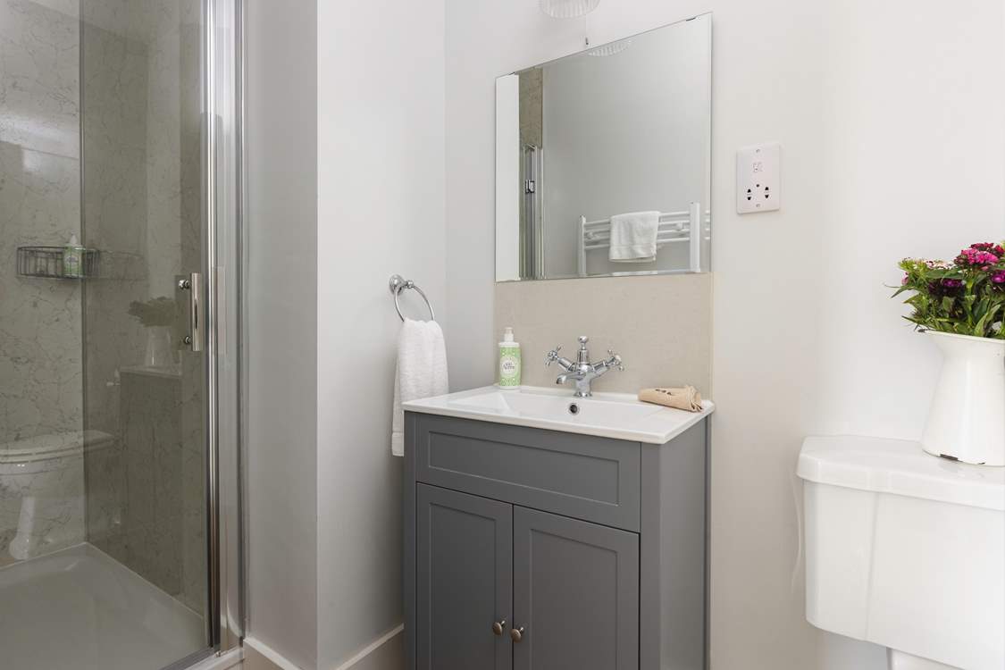 The en suite shower-room.