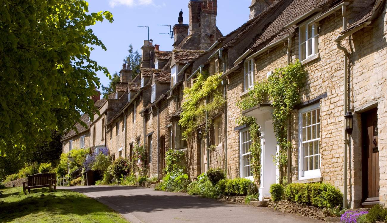 Burford is one of the most picturesque towns in the Cotswolds, with its medieval bridge, stone houses and ancient church. 