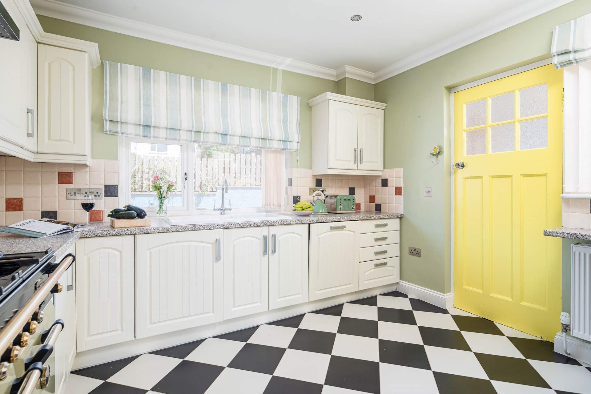 Love the 1950s yellow door. 