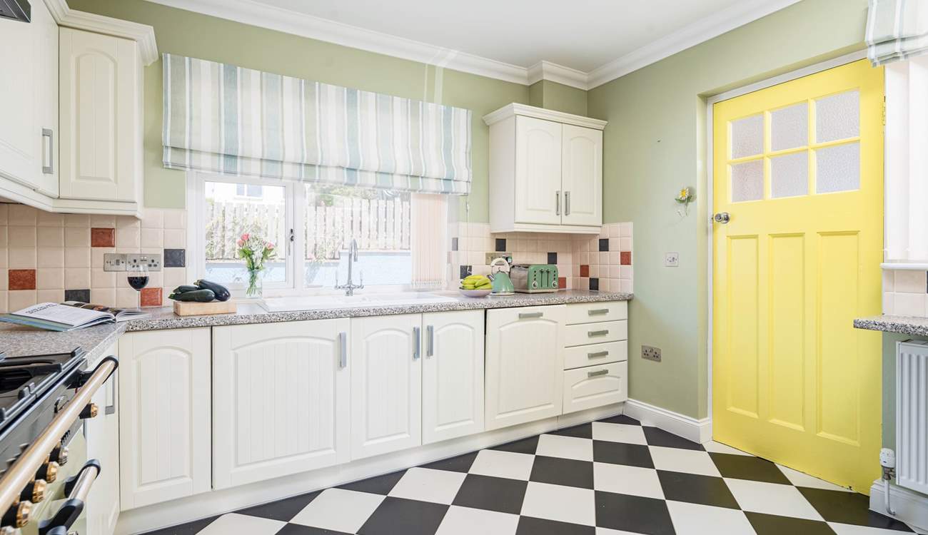 Love the 1950s yellow door. 